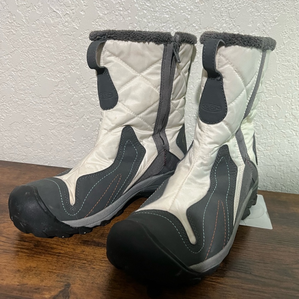 KEEN Women's White and Gray Winter Boots